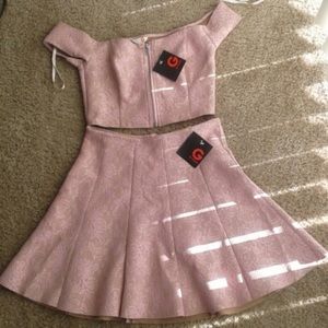 (XS) G by Guess Off shoulder Top&Flounce Skirt Set